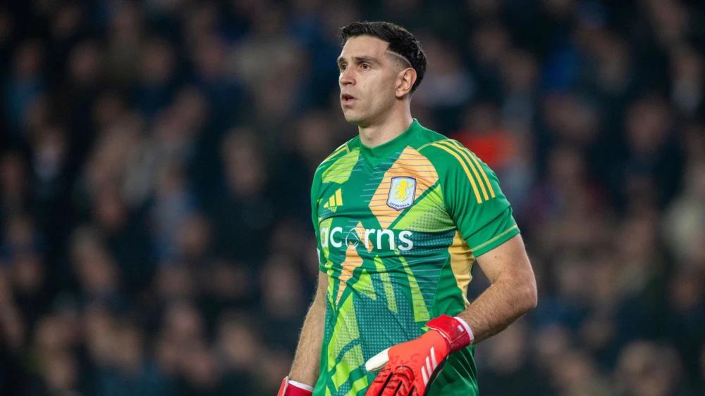 Chelsea sign Argentina goalkeeper Emiliano Martinez from Aston Villa